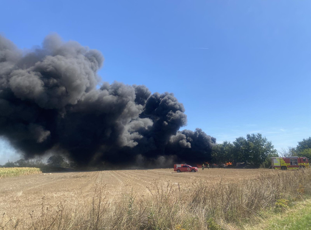 Veliki požar u industrijskom objektu između Kaća i Budisave