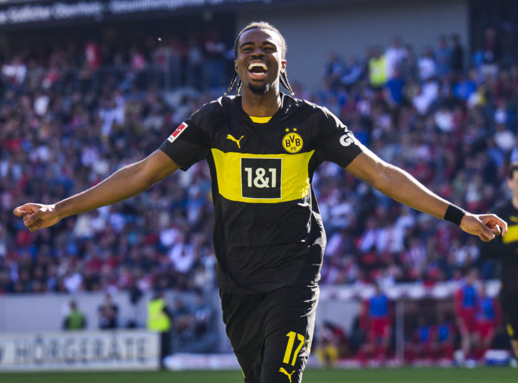Engleski fudbaler Karni Čukvuemeka potpisao ugovor sa Borusijom do 2030. godine