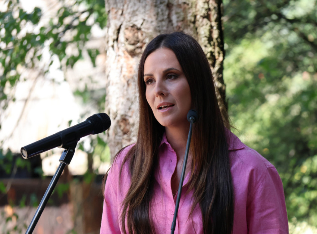 Sirogojno: Prva dama Srbije Tamara Vučić obišla porodice sa decom obolelom od retkih bolesti