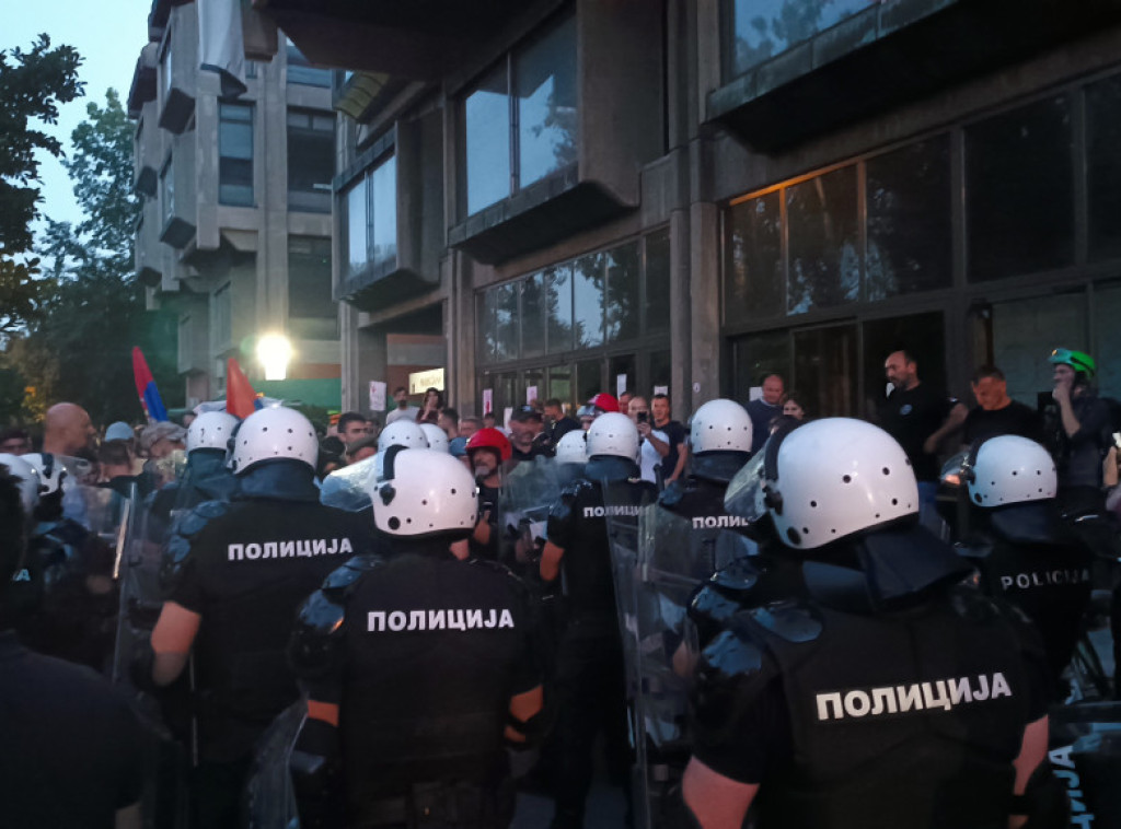 Novi Sad: Grupa studenata u blokadi ušla na Filozofski fakultet, ispred zgrade stigla policija