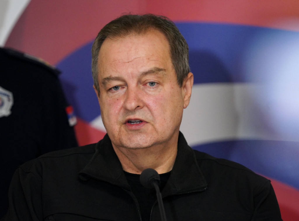 Dačić: Napad na policiju u Novom Sadu, policija ostaje ispred fakulteta dok dekan to traži