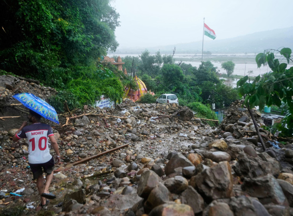 Najmanje 30 ljudi poginulo klizištu u Indiji