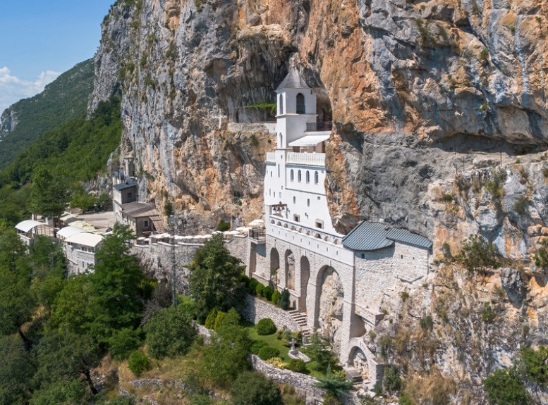 IPSOS: Najveće poverenje u Crnoj Gori ima SPC, a najbolje ocenjeni političar je Milan Knežević