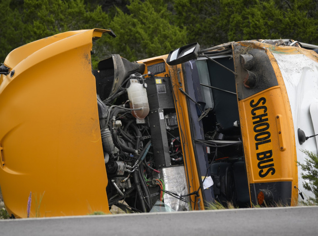 Školski autobus sleteo u jarak u Hempširu, uhapšen vozač