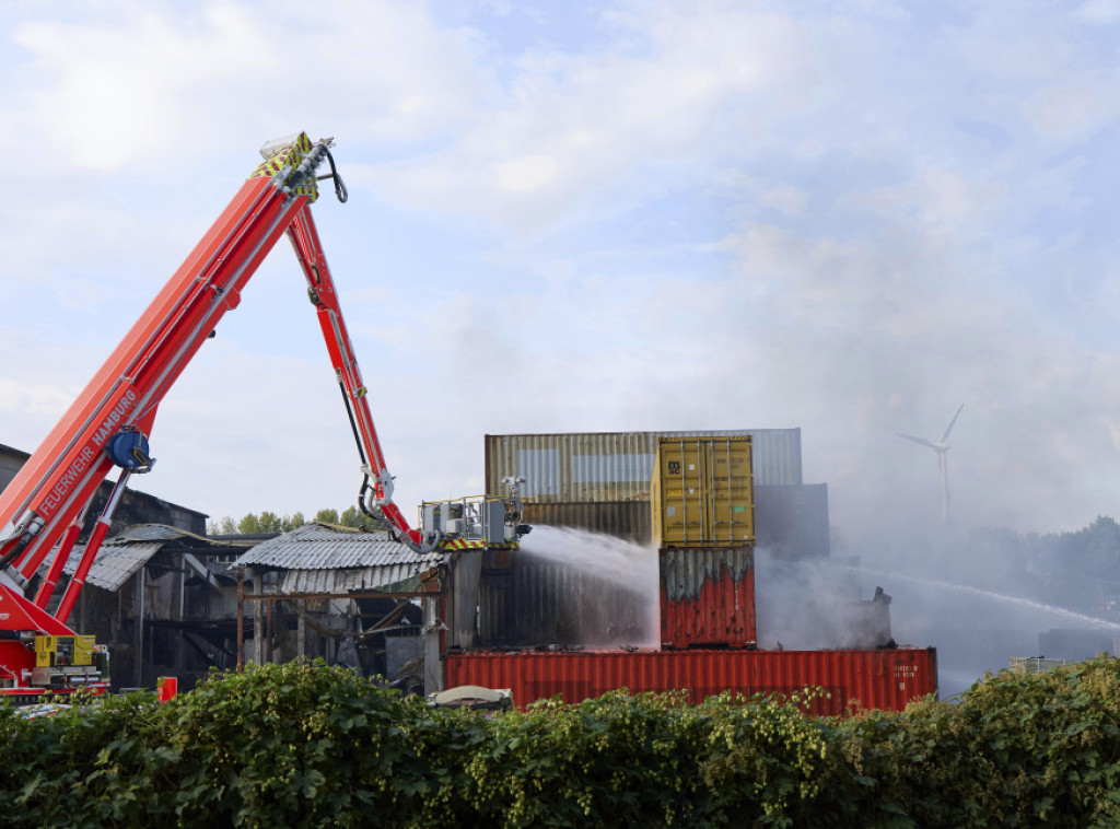 Nove eksplozije u luci Hamburg, operacija gašenja požara složena i rizična