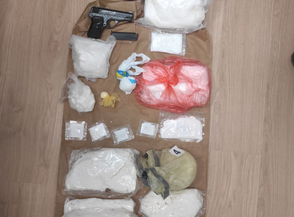 Policija u Sremskoj Mitrovici uhapsila muškarca kod koga su našli drogu i oružje