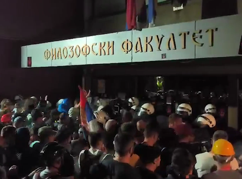 Novi Sad: Studenti u blokadi okupljeni ispred Filozofskog fakulteta napali policiju u pokušaju da uđu