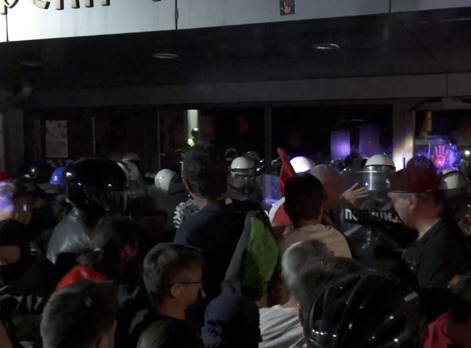 MUP: Učesnici skupa u Novom Sadu pokušali nasilno da uđu na Filozofski fakultet, nasrnuli na policiju