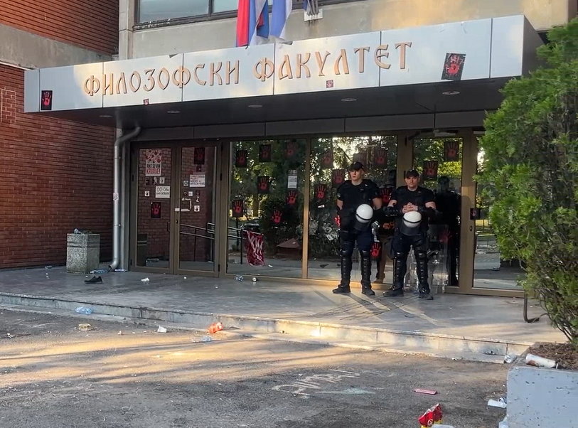 Novi Sad: Kod Filozofskog fakulteta jutros mirno, ispred ulaza u zgradu dvojica pripadnika policije