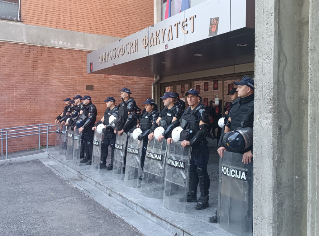 Uhapšena dva lica osumnjičena za napad na policajce ispred Filozofskog fakulteta u Novom Sadu