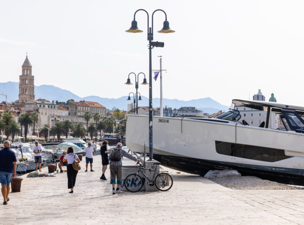 Split: Na Matejuški gliser velikom brzinom udario u obalu, u toku je uviđaj