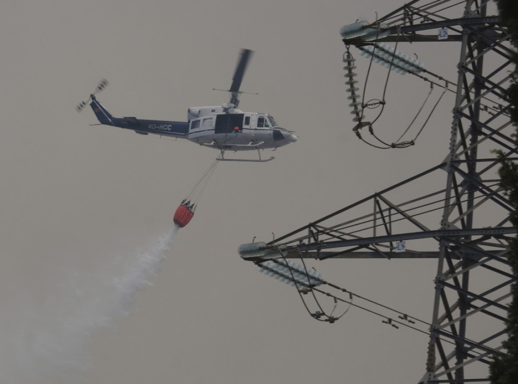 Požar na Brajićima i dalje aktivan, u gašenju pomažu i helikopteri