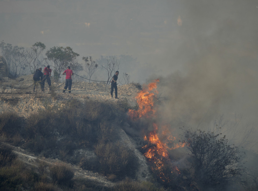 Veliki požar zahvatio Srnicu u Bugarskoj, uništene tri kuće