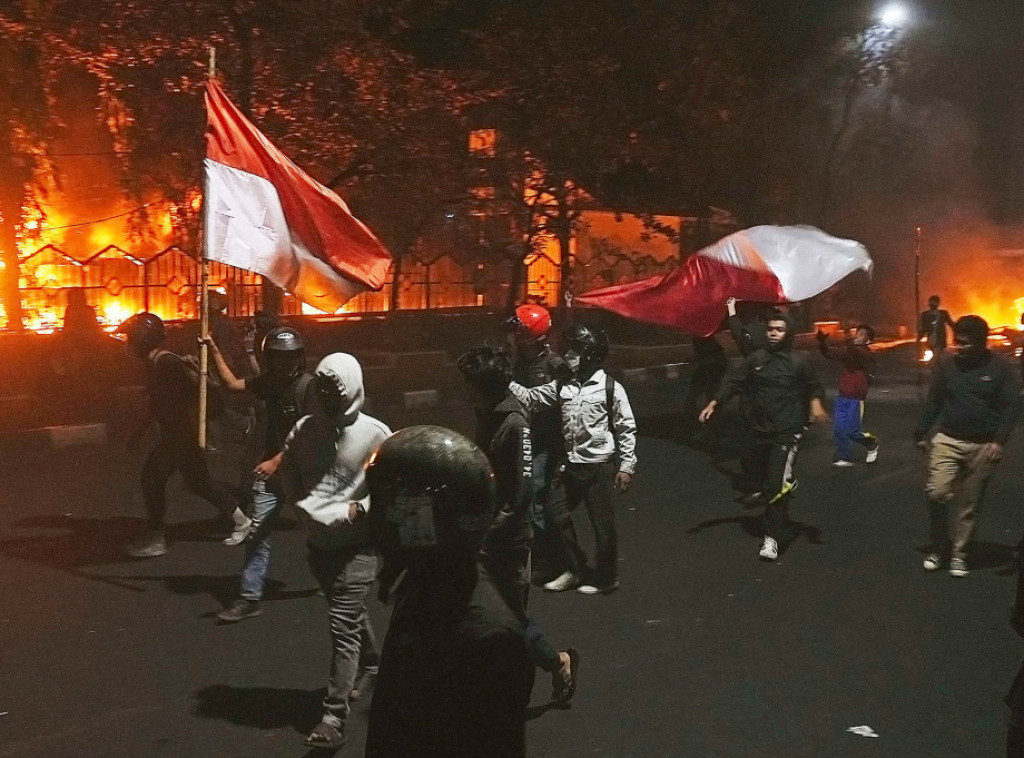 Indonezija: Najmanje tri osobe stradale kada su demonstranti zapalili lokalni parlament