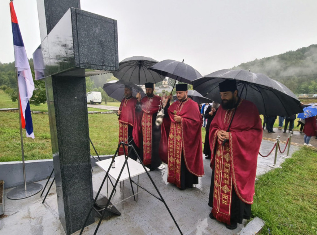 Na Ozrenu održan parastos za ubijene i poginule civile i borce