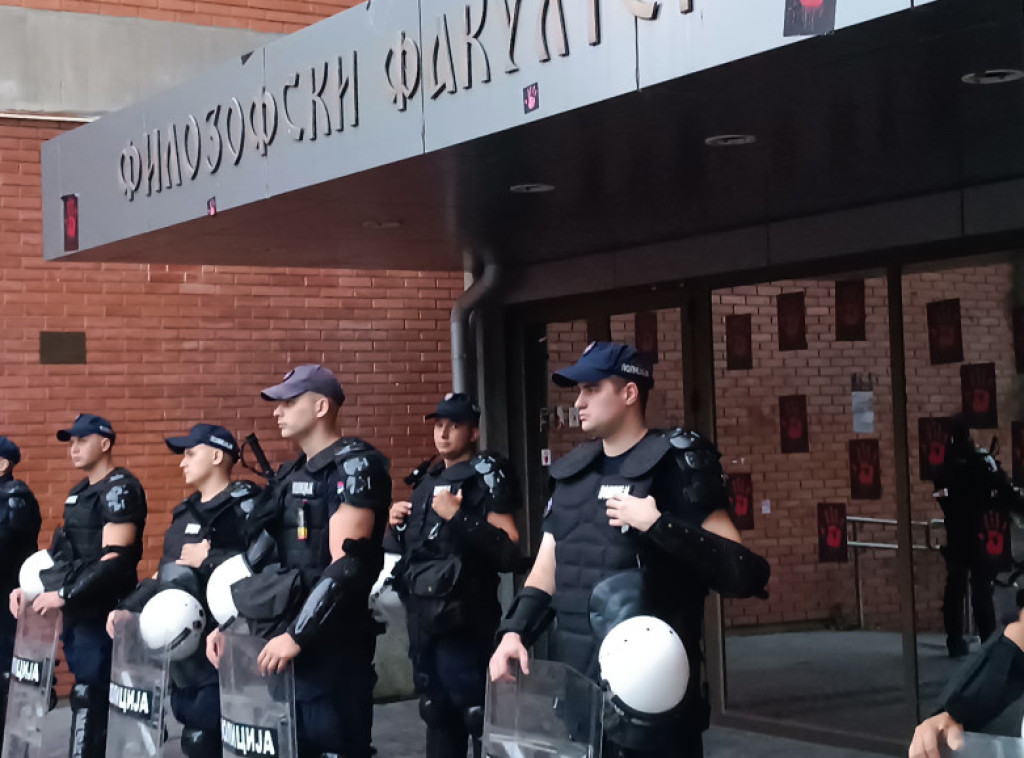 Ponovo okupljanje ispred Filozofskog fakulteta u Novom Sadu