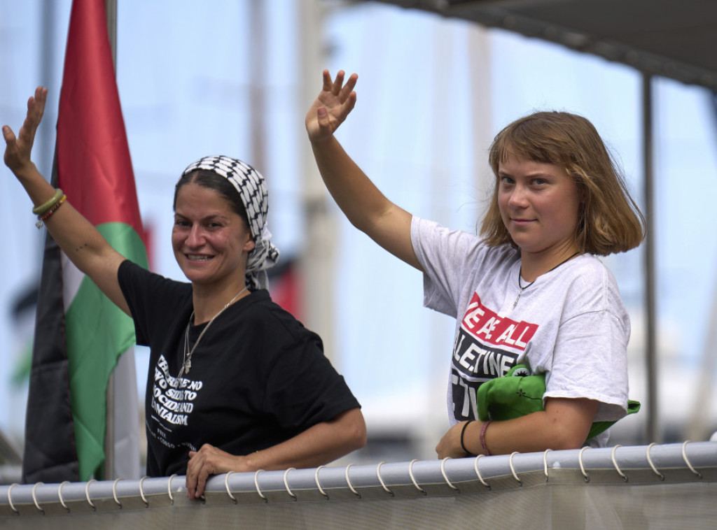 Greta Tunberg najvećom flotilom do sada zaplovila iz Berselone za Gazu