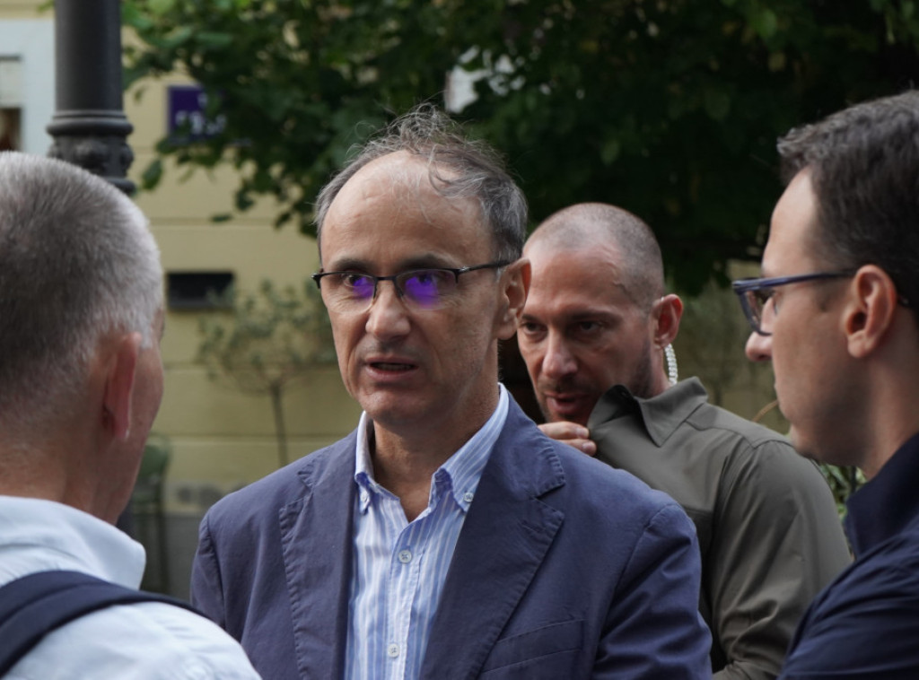 Premijer Macut stigao na skup građana protiv blokada u Zemunu, pridružio se šetnji