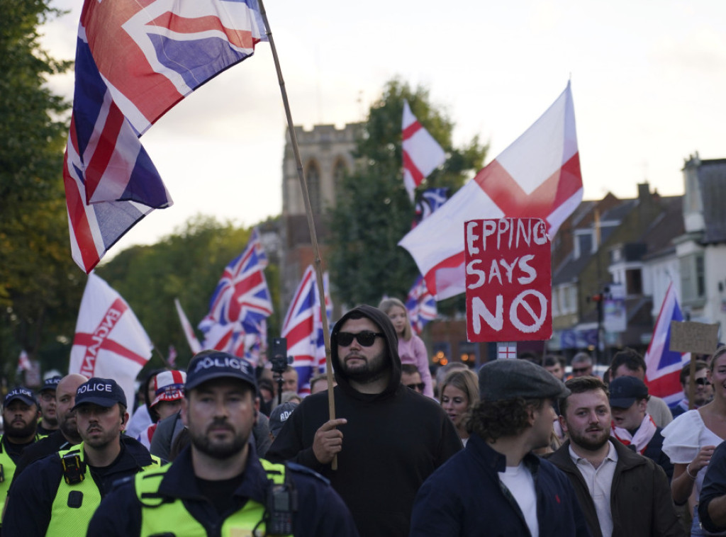 Četvoro uhapšenih, policajac udaren u glavu na antiimigracionom protestu u Londonu