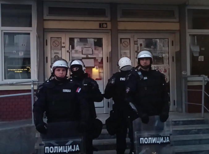 Mali broj okupljenih na protestu ispred TV Infomer