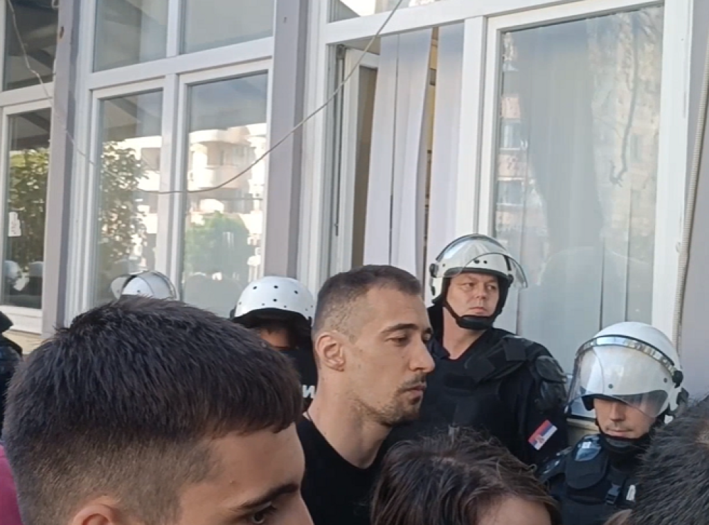 Novi Sad: Kod DIF-a i dalje manja grupa studenata u blokadi, ispred ulaza pripadnici policije