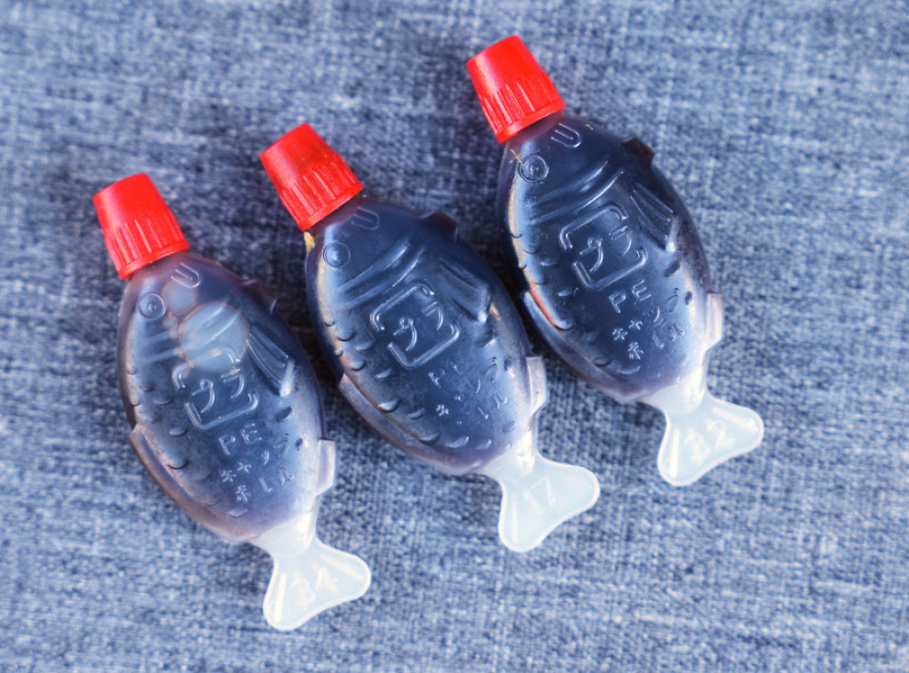 Australija: Zabranjeno korišćenje male plastične ambalaže za soja-sos u obliku ribe