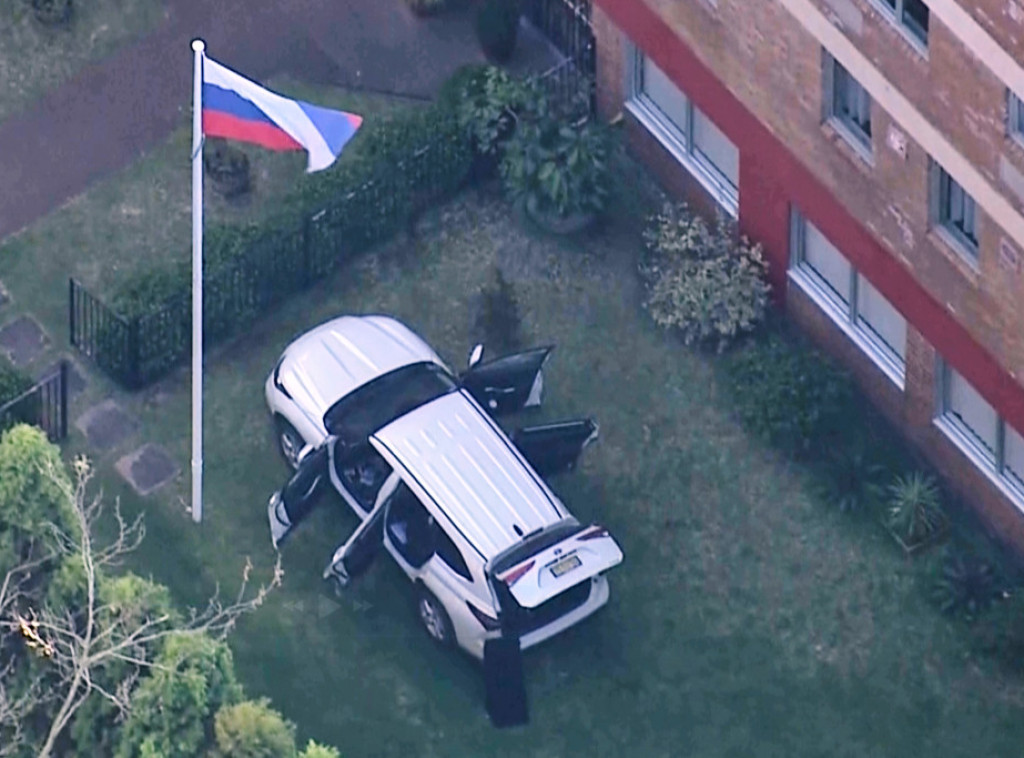 Uhapšen vozač koji je kolima udario u kapiju ruskog konzulata u Sidneju