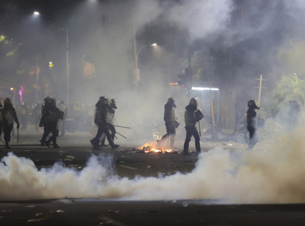 Najmanje 20 nestalih na protestima u Indoneziji, policija koristi suzavac