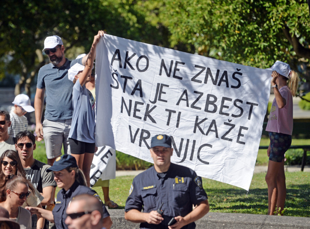 Brod "Moby Drea" sa spornim panelima od azbesta napustio Split