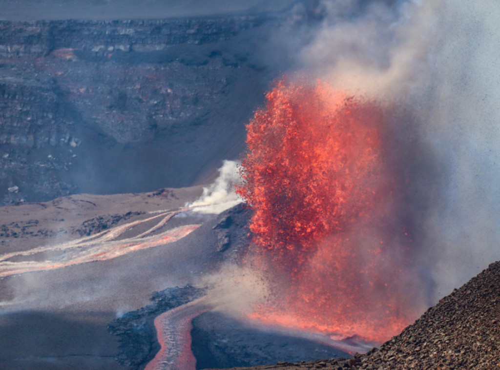 Erupcija vulkana Krašenjinikov na Kamčatki, stub pepela dostigao visinu od 2,7 km