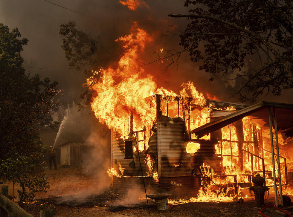 Požar u centralnom delu Los Anđelesa ugrozio gusto naseljeno područje