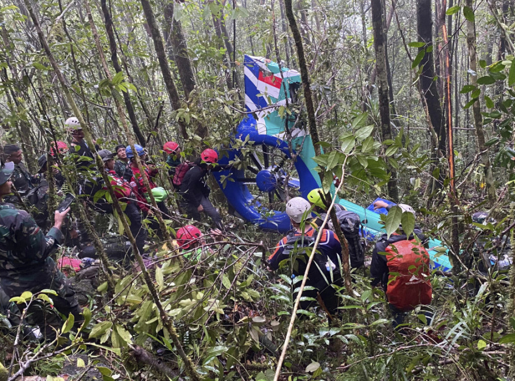 Spasioci stigli do mesta pada helikoptera na Borneu, pronađeno jedno telo