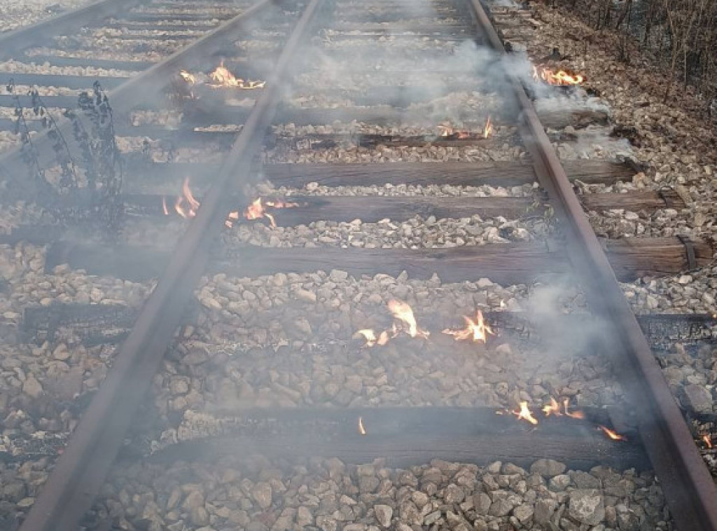 Požar kraj pruge u Brusniku zaustavio vozove između Zaječara i Negotina