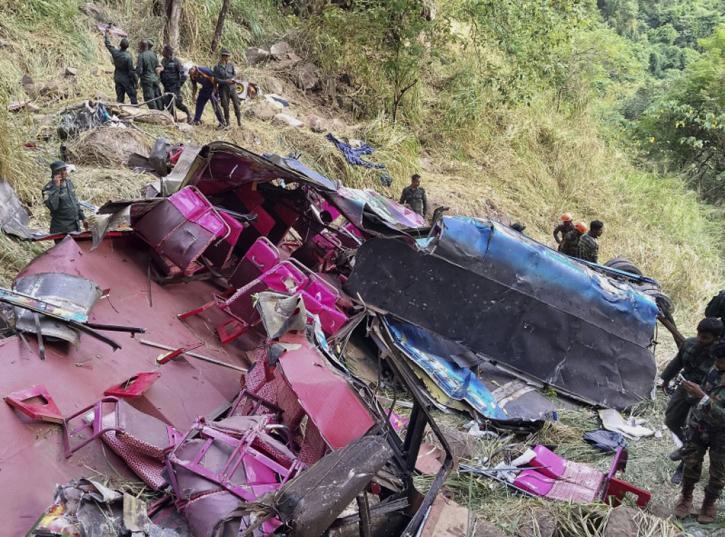 Autobus sleteo sa litice u Šri Lanki: Poginulo 15 ljudi, 16 povređeno