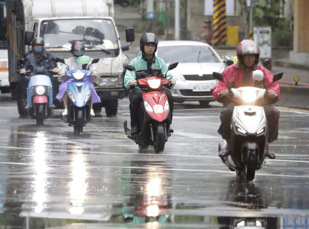 Tajfun Peipah izazvao poremećaje u saobraćaju i elektro sistemima u Japanu