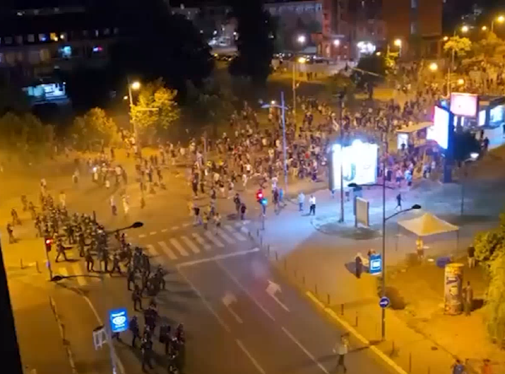 Novi Sad: Policija potisnula učesnike protesta ispred Filozofskog fakulteta ka Keju i Spensu