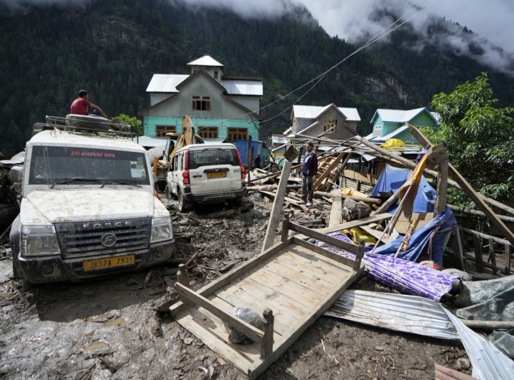 Najmanje dve osobe poginule, više ljudi povređeno u urušavanju zgrade u Indiji