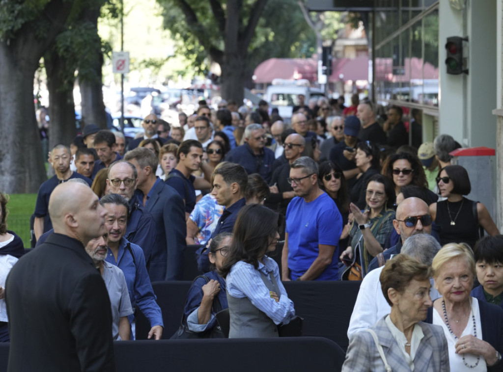 Oko 6.000 ljudi odalo počast Đorđu Armaniju u Milanu