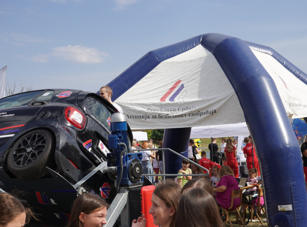 Agencija za bezbednost saobraćaja na "Danima porodice": Sigurnosni pojas za decu izuzetno važan