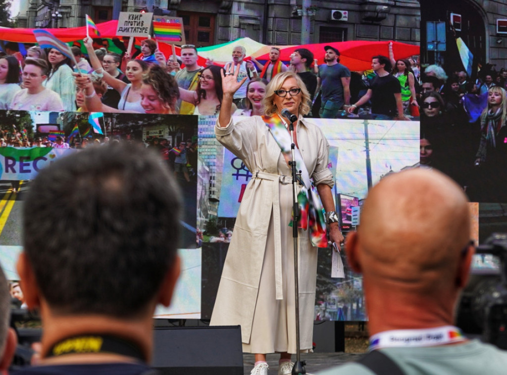 Počela Prajd šetnja u Beogradu, bez muzike, uz buku