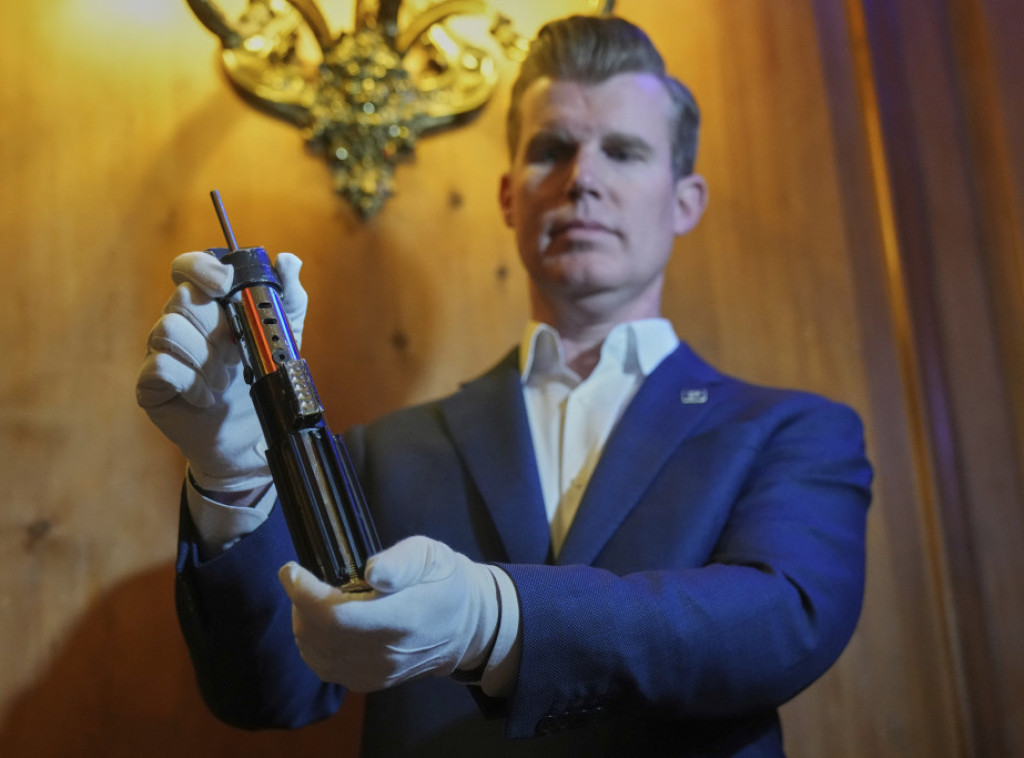 Svetlosni mač Darta Vejdera iz ''Ratova zvezda'' prodat na aukciji za 3,6 miliona dolara