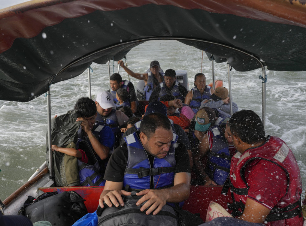 Pet osoba poginulo u sudaru migrantskog čamca i broda turske obalske straže