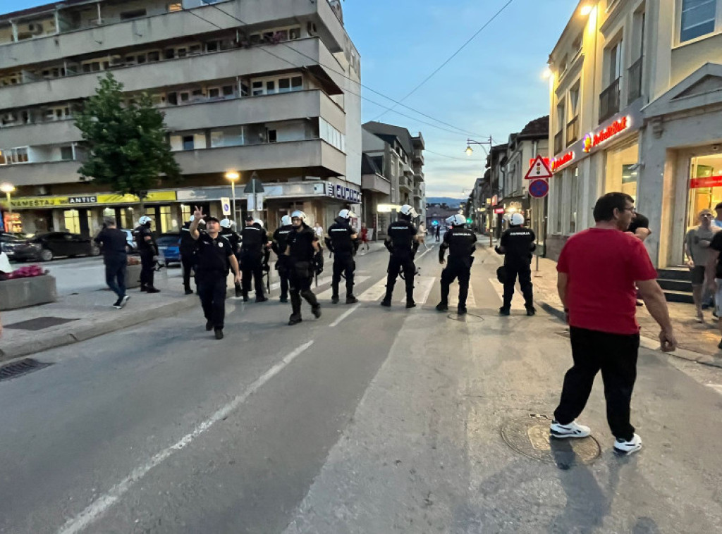 Tenzije između učesnika skupova protiv blokada i pristalica blokada u Čačku i Šapcu