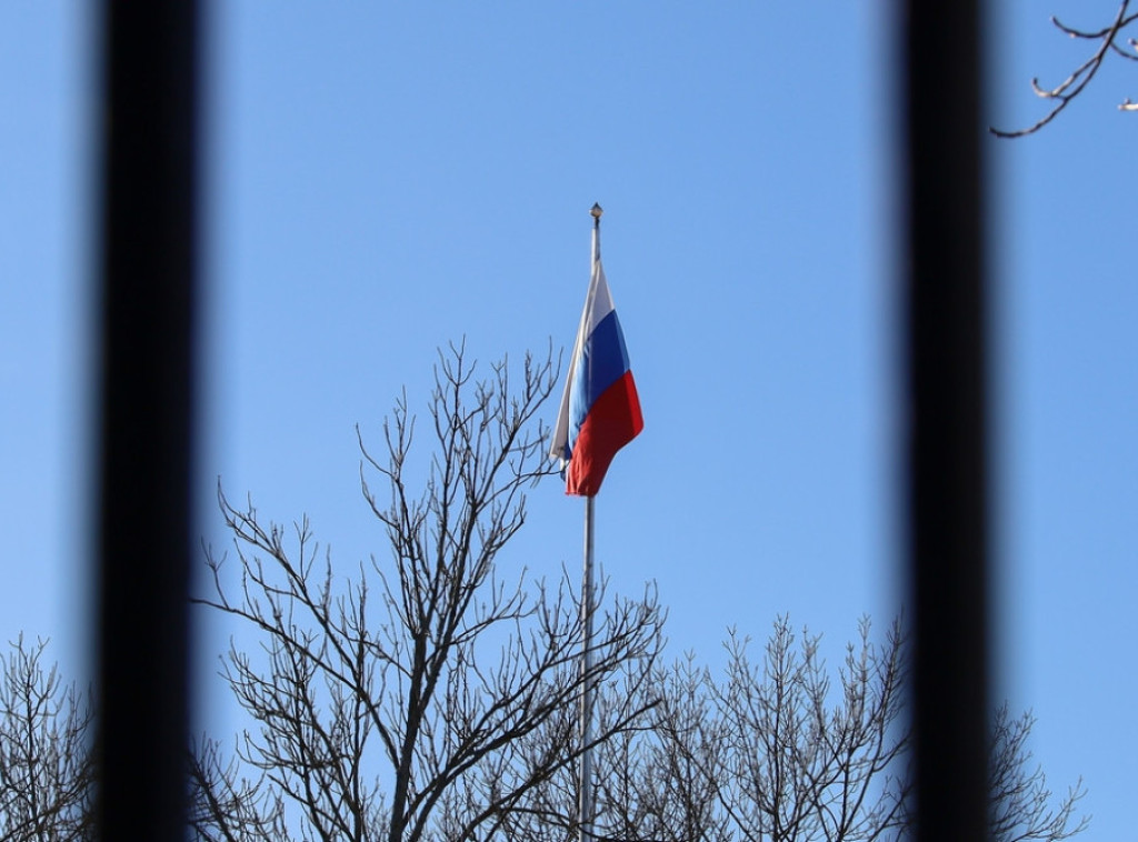 Muškarac pokušao da uđe automobilom u rusku ambasadu u Bukureštu