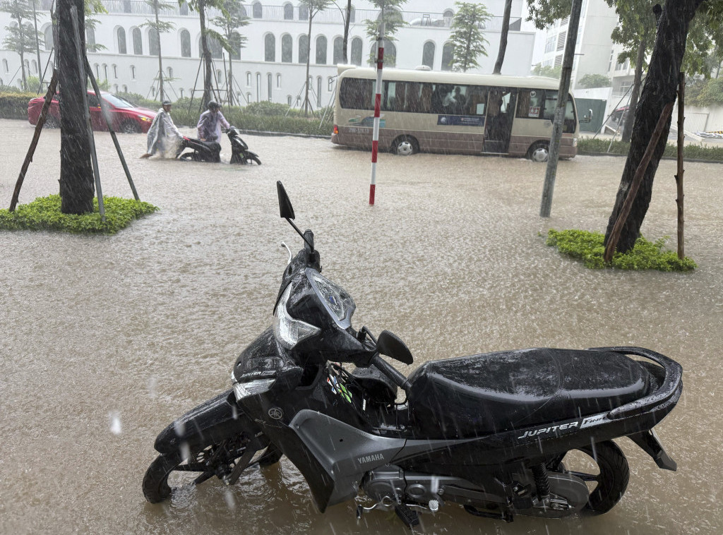 Tajfun pogodio jug Kine, više od 40.000 ljudi evakuisano