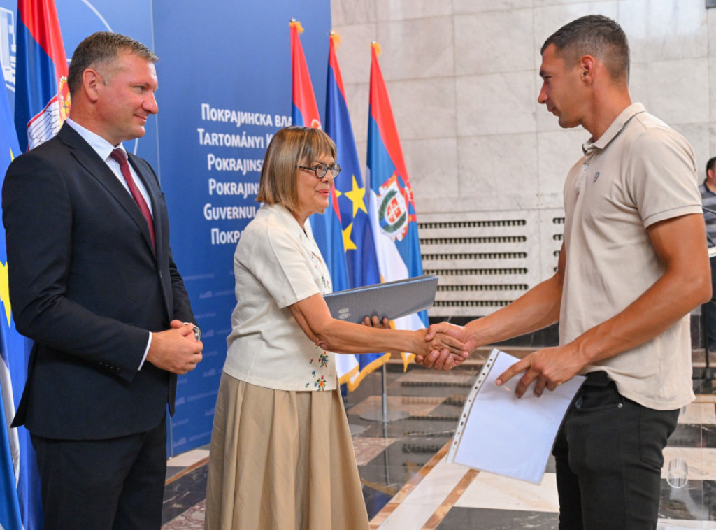 Gojković uručila ugovore poljoprivrednicima: Za podršku namenjeno 550 miliona dinara