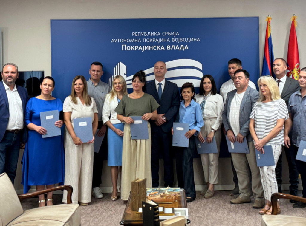 Ivanišević uručio ugovore za razvoj starih i umetničkih zanata u Vojvodini