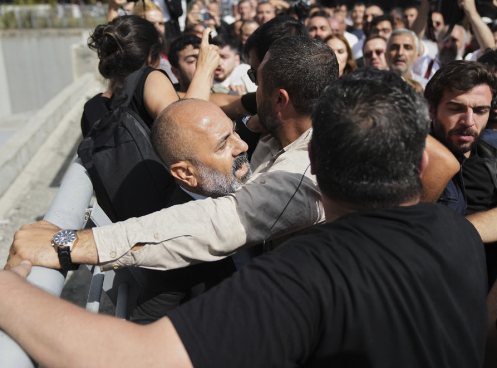 Pristalice CHP-a protestovale u Istanbulu uprkos zabrani okupljanja, bačen suzavac