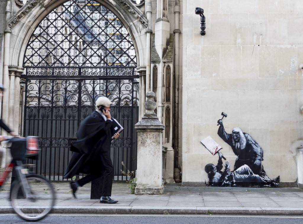 Benksi naslikao mural na zidu zgrade Kraljevskog suda pravde u centru Londona