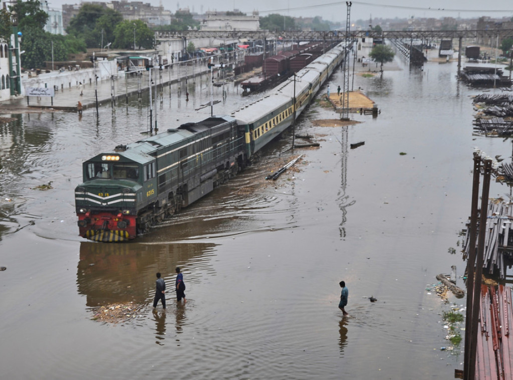 Tokom noći zbog poplava u Pakistanu evakuisano skoro 100.000 ljudi